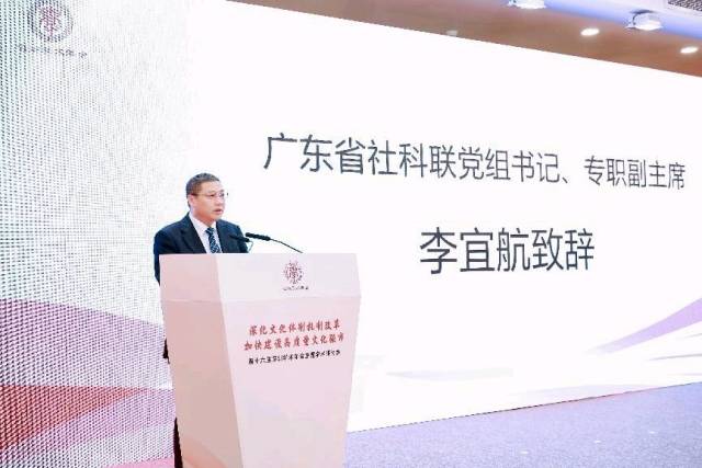 深圳市社科联（社科院）党组书记、主席（院长）吴定海，深圳报业集团党组书记、社长丁时照为《深圳社科智库专报》年度佳作作者颁奖