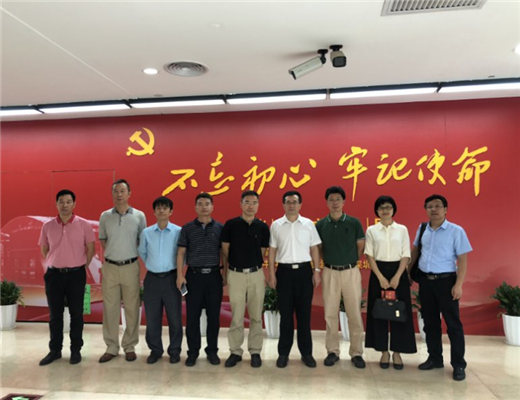 院党组书记、院长吴定海带领院领导班子成员和各部门负责人，到市档案馆参观了＂不忘初心、牢记使命＂的档案文献展，大家重温了入党誓词